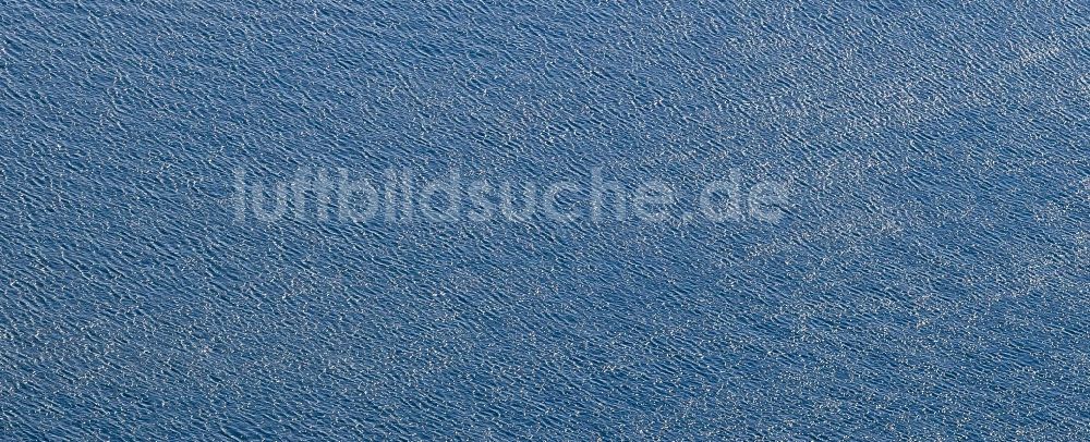 Luftbild Strande - Wasseroberfläche mit Wellenbild auf der Ostsee in Strande im Bundesland Schleswig-Holstein, Deutschland