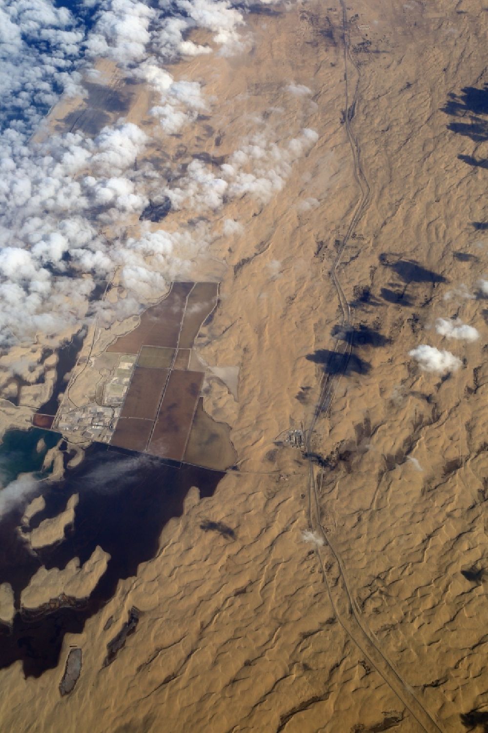 Luftbild Zardanik Schutzgebiet - Wasseroberfläche und Wüstengebiet bei der Teichlandschaft im Zaranik Schutzgebiet in North Sinai Governorate, Ägypten