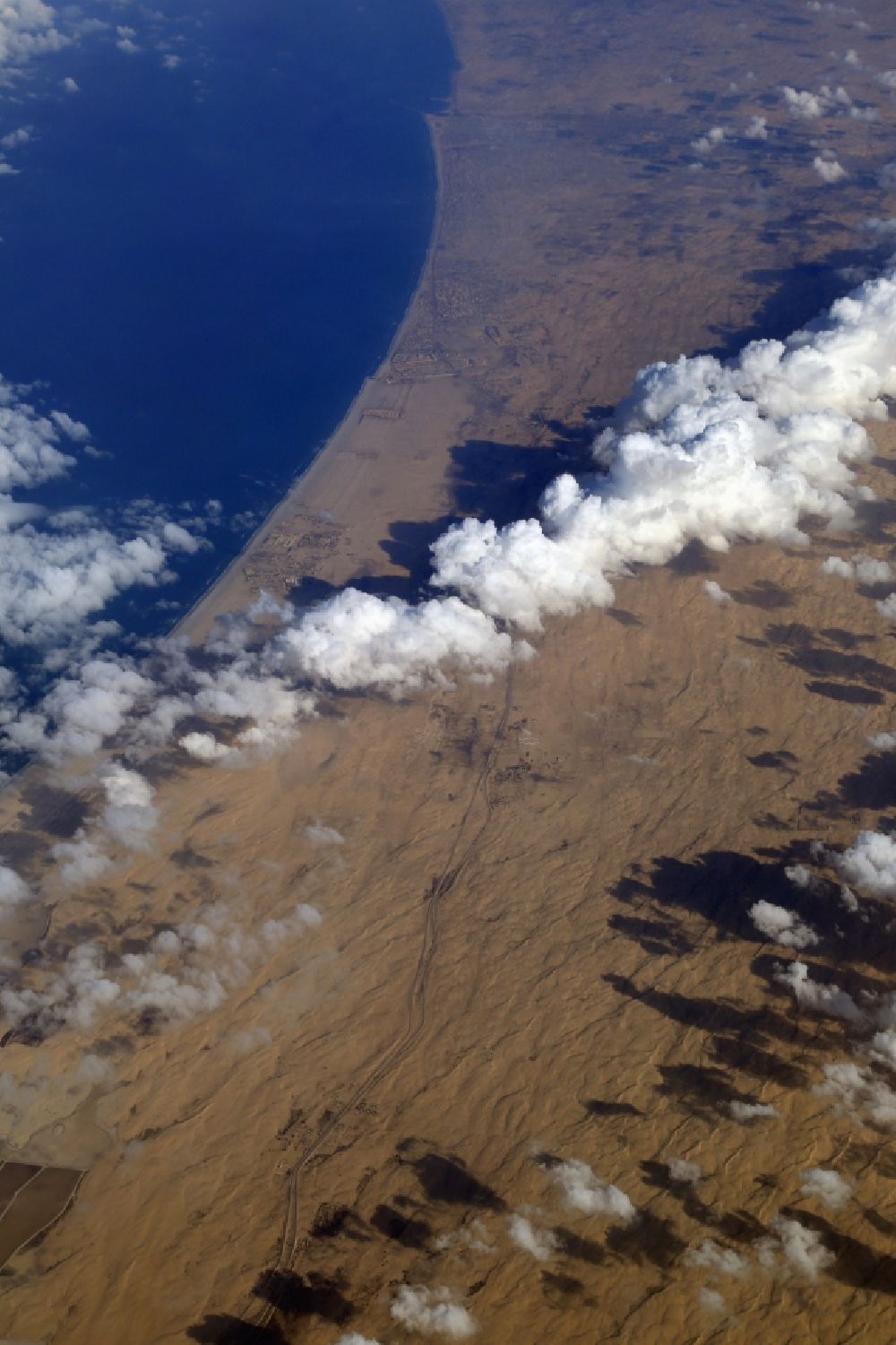 Luftaufnahme Al-Arisch - Wasseroberfläche und Wüstengebiet an der Meeres- Küste des Sinai am Mittelmeer zwischen Lake Bardawil und der Küstenstadt Al-Arisch in North Sinai Governorate, Ägypten