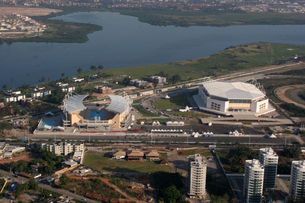 Luftaufnahme Rio de Janeiro - Wasserpark Parque Aquatico Maria Lenk und Mehrzweckhalle HSBC Arena / Arena Olimpica do Rio nahe dem See Lagoa de Jacarepagua in Rio de Janeiro in Brasilien