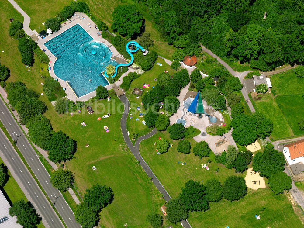Luftbild Biberach an der Riß - Wasserrutsche am Schwimmbecken des Freibades in Biberach an der Riß im Bundesland Baden-Württemberg, Deutschland