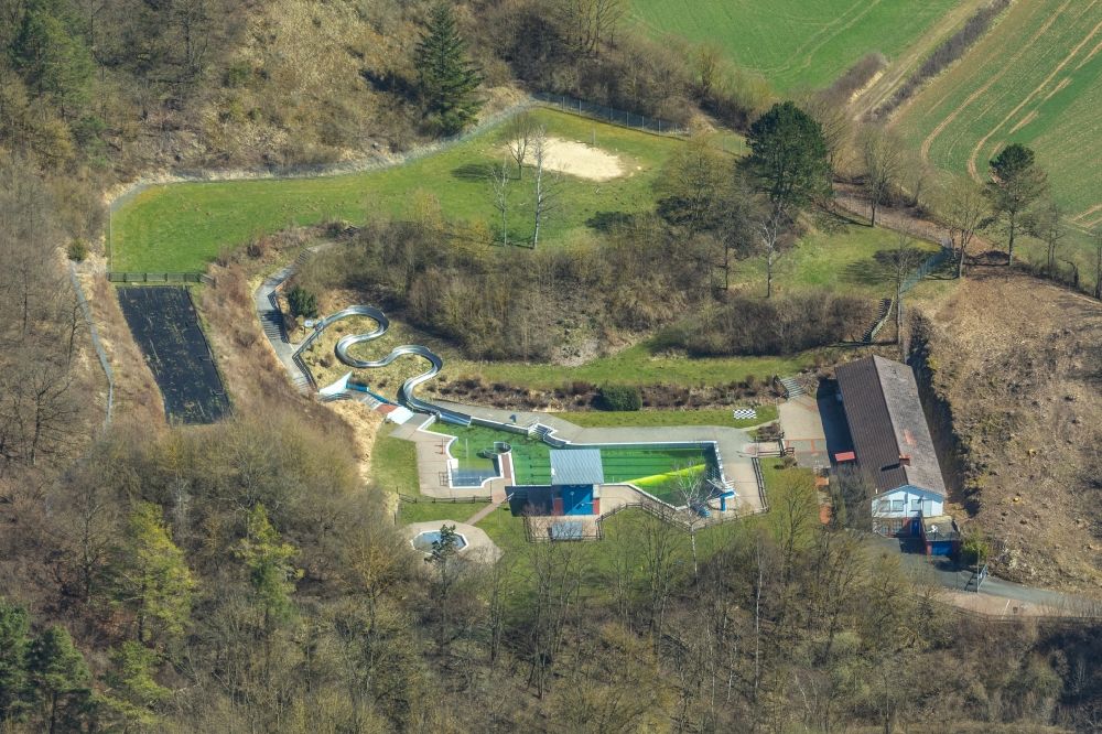 Volkmarsen von oben - Wasserrutsche am Schwimmbecken des Freibades Burgschwimmbad an der Kugelsburg in Volkmarsen im Bundesland Hessen, Deutschland