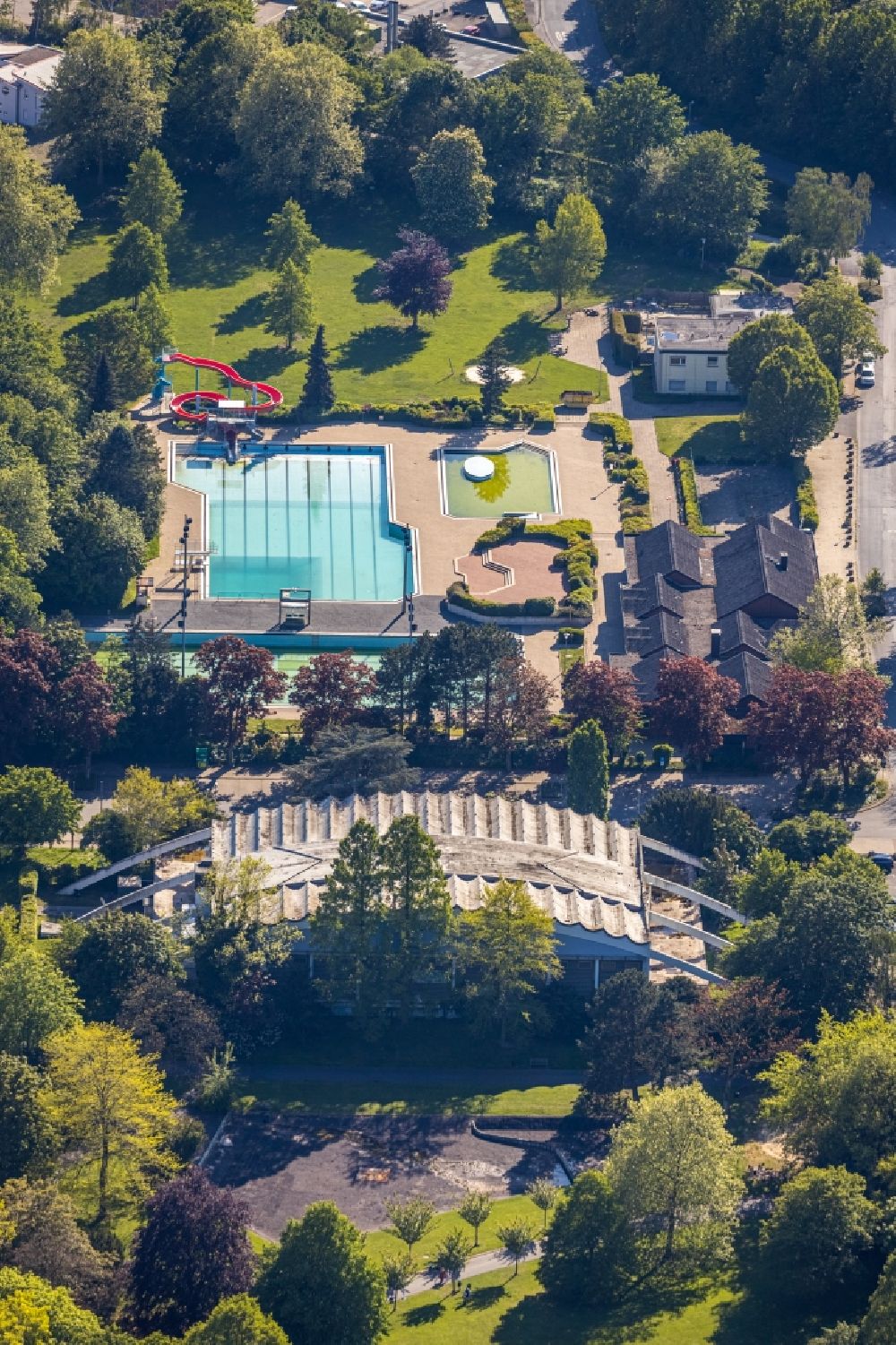 Luftaufnahme Kamen - Wasserrutsche am Schwimmbecken des Freibades Freibad Kamen-Mitte Am Schwimmbad in Kamen im Bundesland Nordrhein-Westfalen, Deutschland