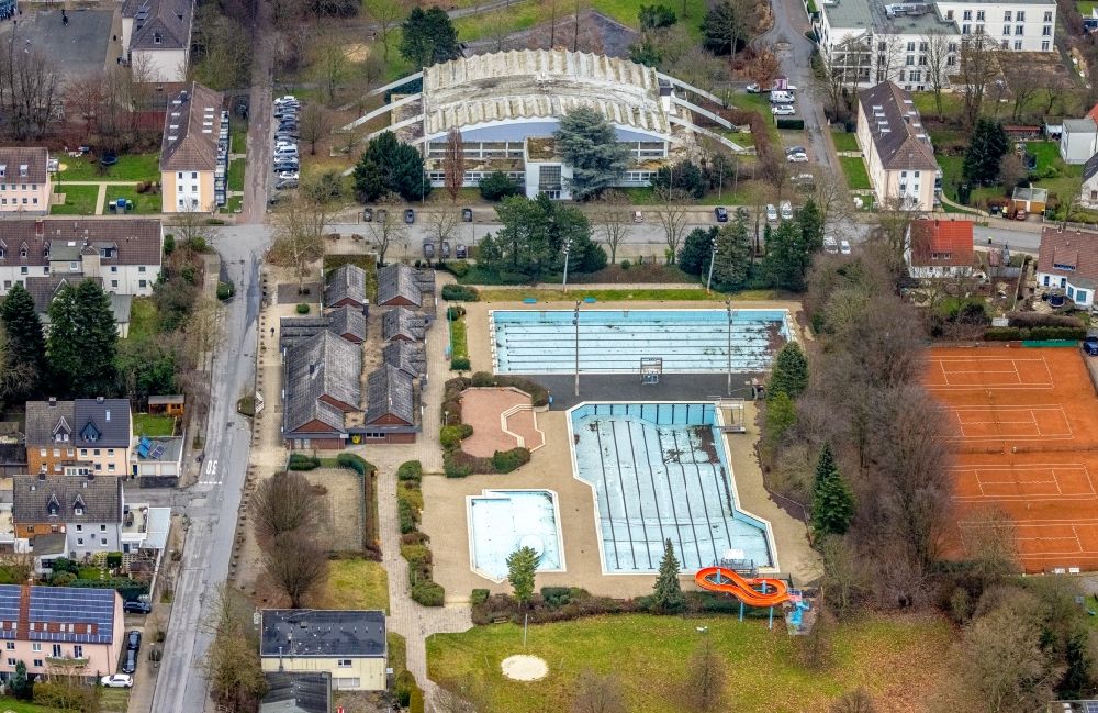Luftaufnahme Kamen - Wasserrutsche am Schwimmbecken des Freibades Freibad Kamen-Mitte Am Schwimmbad in Kamen im Bundesland Nordrhein-Westfalen, Deutschland