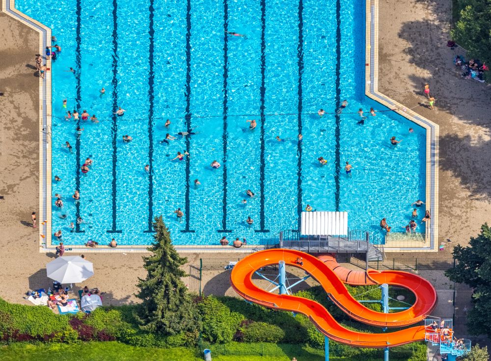 Luftbild Kamen - Wasserrutsche am Schwimmbecken des Freibades Freibad Kamen-Mitte Am Schwimmbad in Kamen im Bundesland Nordrhein-Westfalen, Deutschland