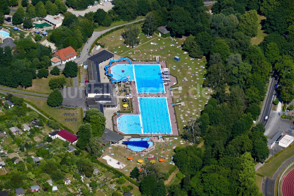 Luftbild Göttingen - Wasserrutsche am Schwimmbecken des Freibades in Göttingen im Bundesland Niedersachsen, Deutschland