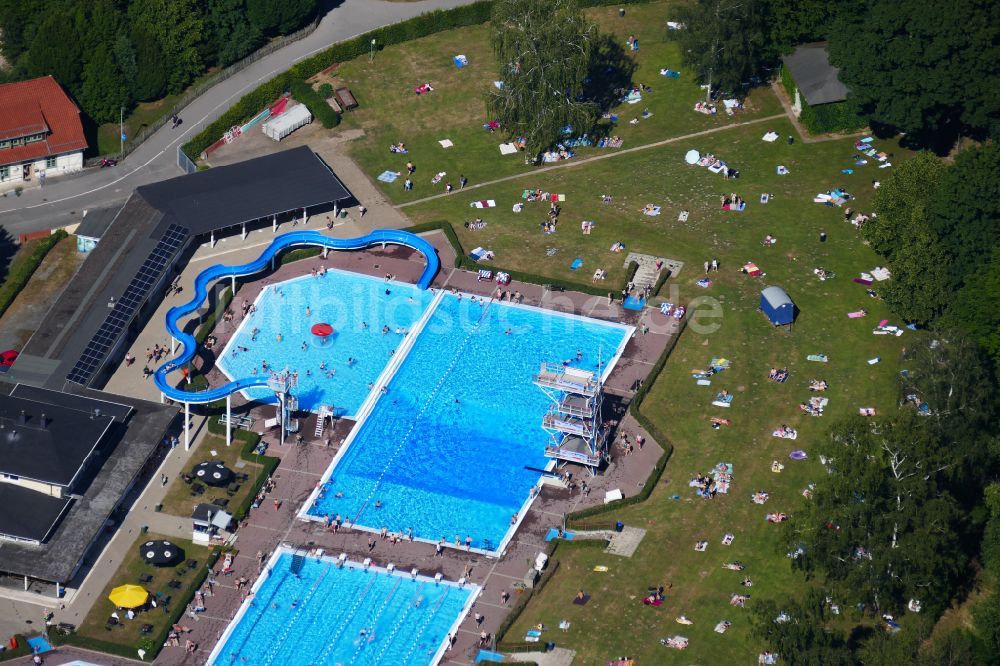 Luftaufnahme Göttingen - Wasserrutsche am Schwimmbecken des Freibades in Göttingen im Bundesland Niedersachsen, Deutschland