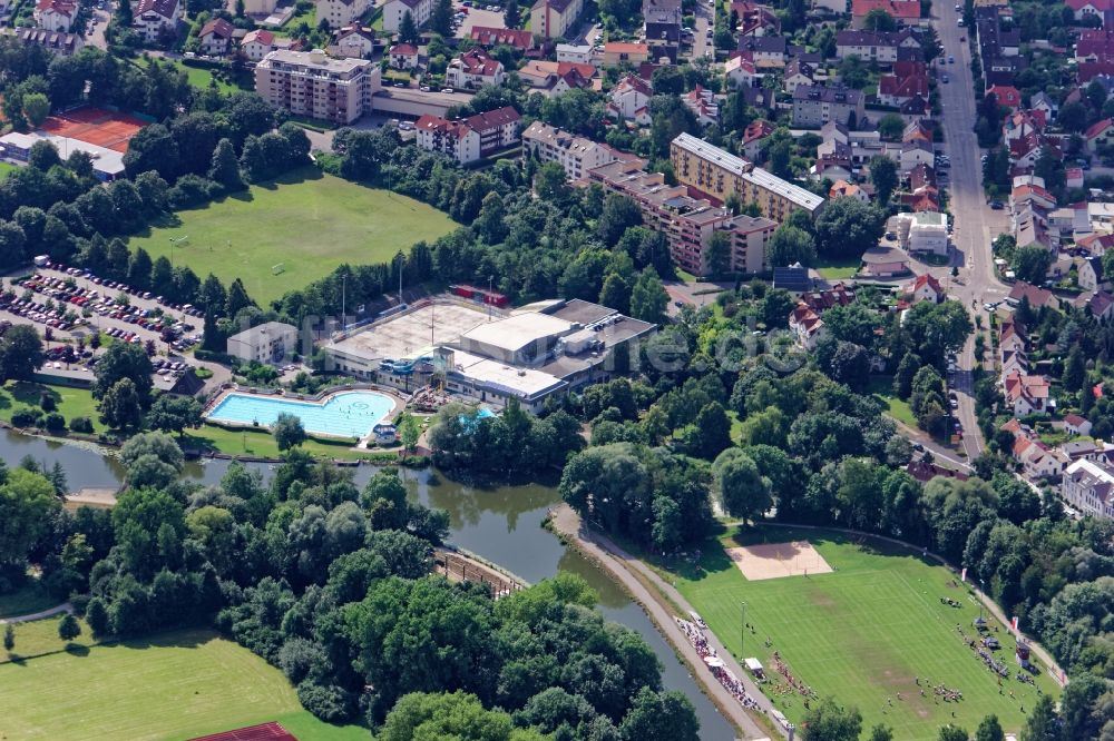 Luftbild Fürstenfeldbruck - Wasserrutsche am Schwimmbecken des Freibades und Hallenbades Amperoase in Fürstenfeldbruck im Bundesland Bayern, Deutschland