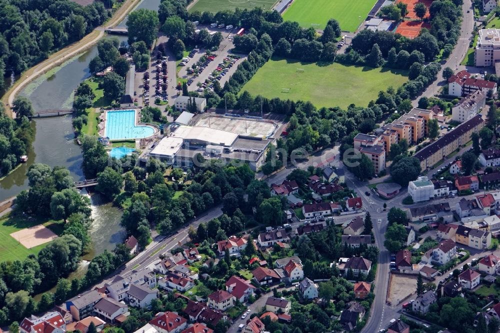 Luftaufnahme Fürstenfeldbruck - Wasserrutsche am Schwimmbecken des Freibades und Hallenbades Amperoase in Fürstenfeldbruck im Bundesland Bayern, Deutschland