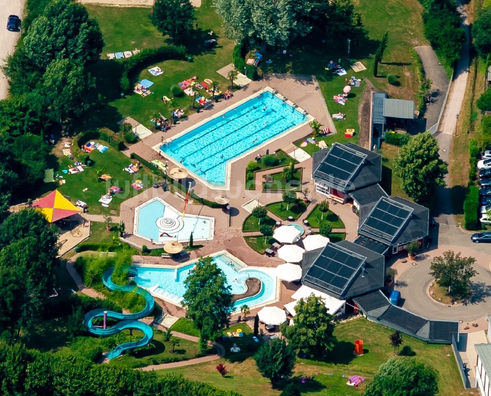 Luftbild Oppenau - Wasserrutsche am Schwimmbecken des Freibades Oppenau Schwarzwald in Oppenau im Bundesland Baden-Württemberg, Deutschland