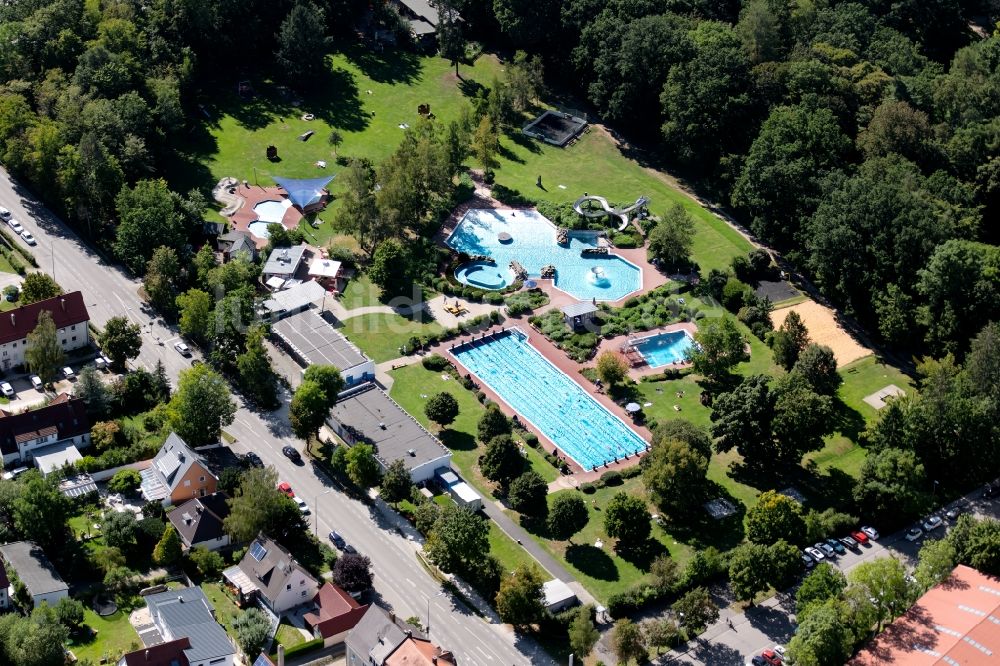 Luftaufnahme Schwabach - Wasserrutsche am Schwimmbecken des Freibades Parkbad Schwabach in der Angerstraße in Schwabach im Bundesland Bayern, Deutschland
