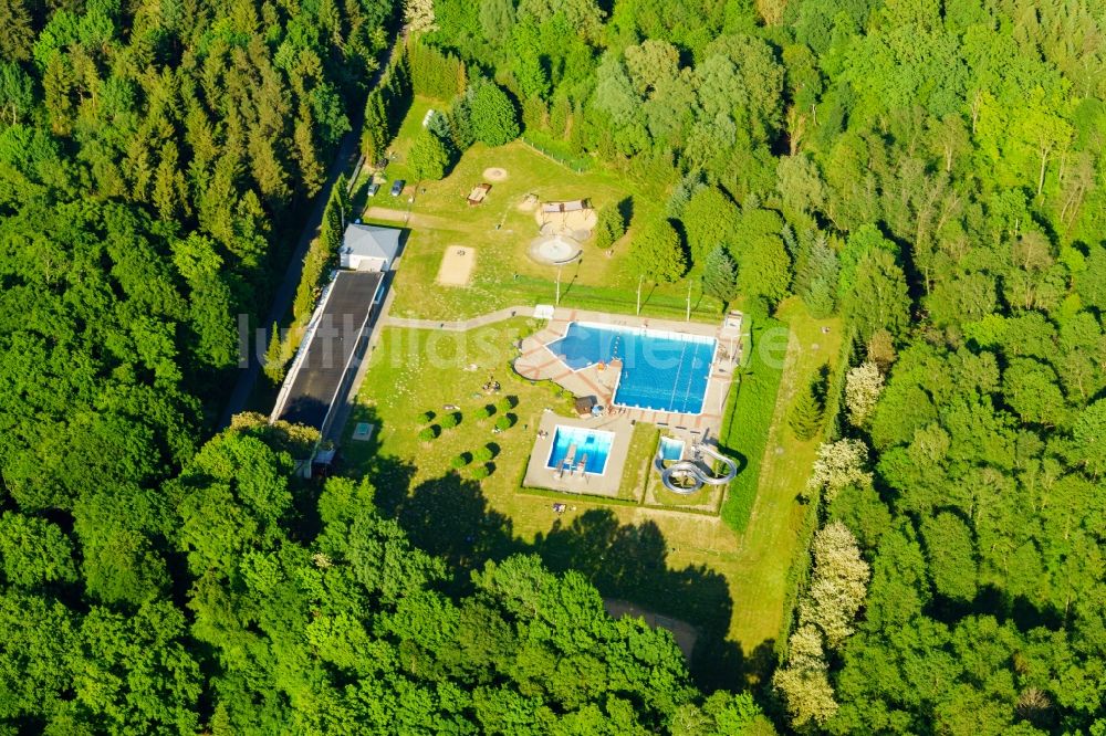 Luftaufnahme Pritzwalk - Wasserrutsche am Schwimmbecken des Freibades in Pritzwalk im Bundesland Brandenburg, Deutschland