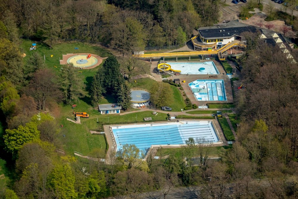 Luftaufnahme Holzwickede - Wasserrutsche am Schwimmbecken des Freibades Schöne Flöte in Holzwickede im Bundesland Nordrhein-Westfalen, Deutschland