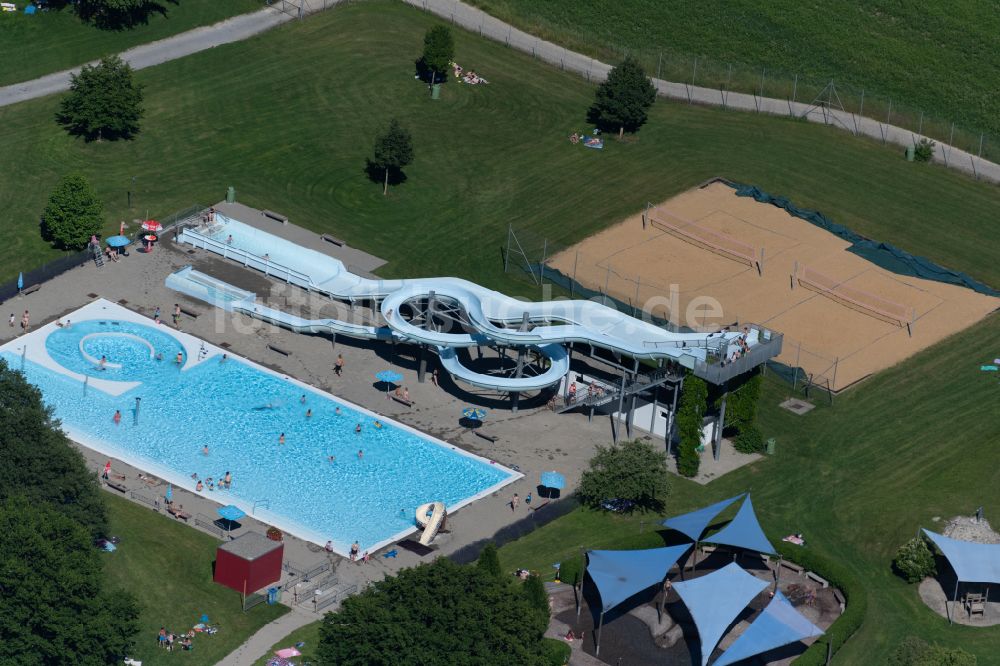 Luftaufnahme Kreuzlingen - Wasserrutsche am Schwimmbecken des Freibades Schwimmbad Hörnli in Kreuzlingen im Kanton Thurgau, Schweiz