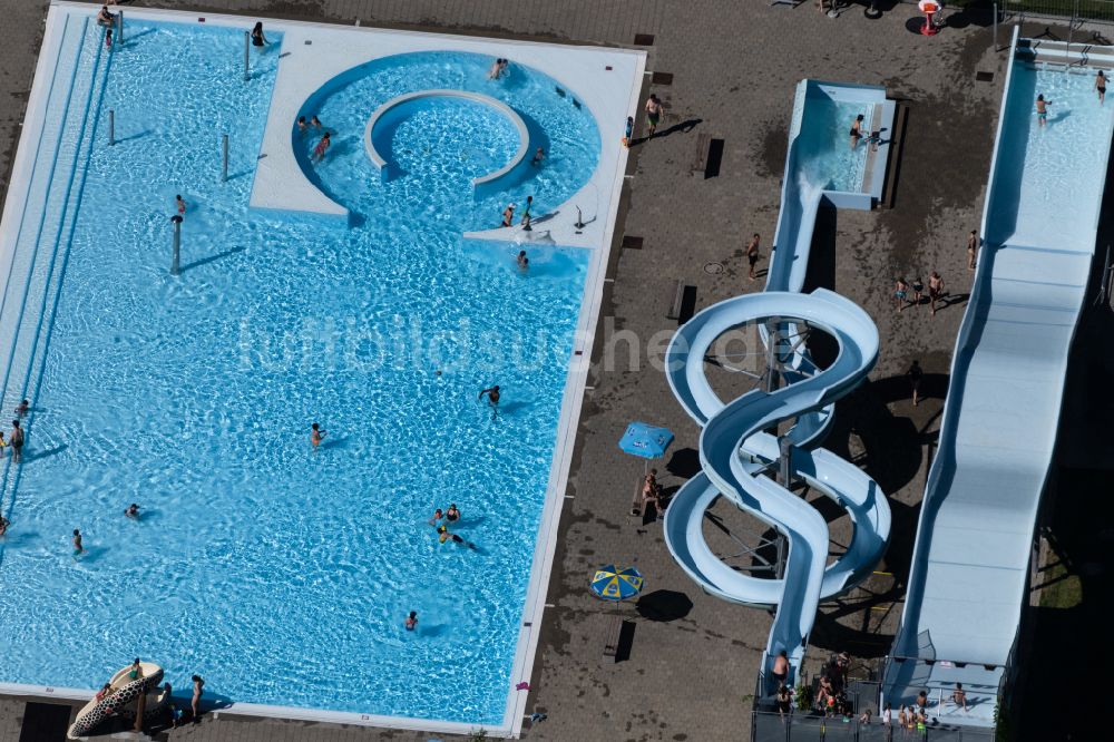 Kreuzlingen aus der Vogelperspektive: Wasserrutsche am Schwimmbecken des Freibades Schwimmbad Hörnli in Kreuzlingen im Kanton Thurgau, Schweiz