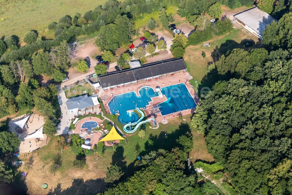 Luftbild Kandel - Wasserrutsche am Schwimmbecken des Freibades Waldschwimmbad Kandel in Kandel im Bundesland Rheinland-Pfalz, Deutschland