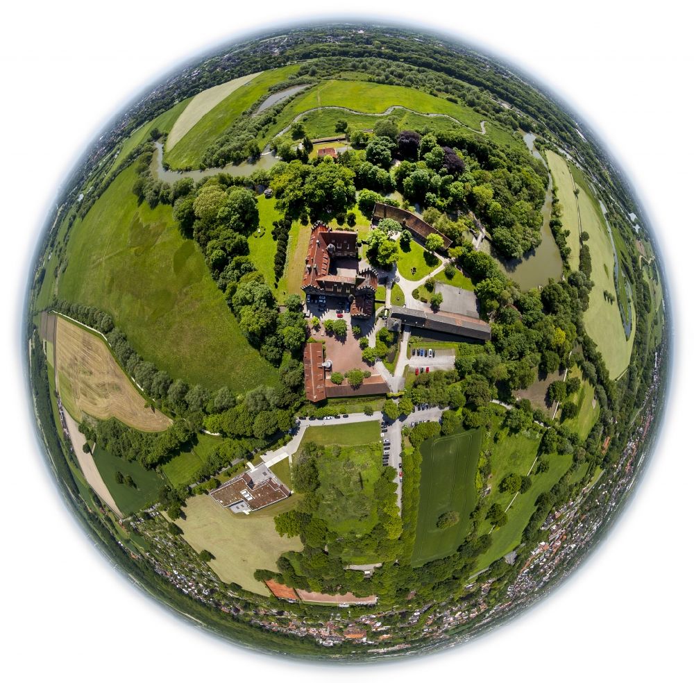 Luftaufnahme Hamm OT HEESEN - Wasserschloß und ehemaliger Rittersitz Schloss Heessen im gleichnamigen Stadtbezirk von Hamm in Nordrhein-Westfalen