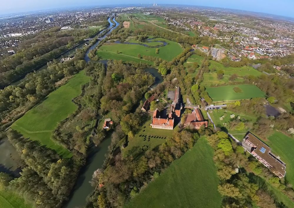 Luftaufnahme Hamm - Wasserschloß und ehemaliger Rittersitz Schloss Heessen im gleichnamigen Stadtbezirk von Hamm im Bundesland Nordrhein-Westfalen NRW