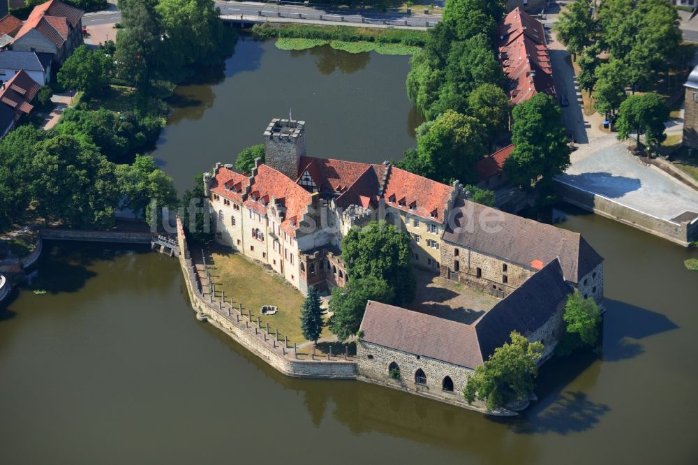 Luftaufnahme Flechtingen - Wasserschloß Flechtingen am Ufer des Schloßteich im Stadtzentrum von Flechtingen im Bundesland Sachsen-Anhalt