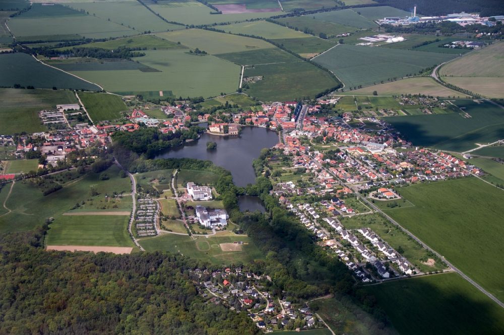 Luftbild Flechtingen - Wasserschloß Flechtingen am Ufer des Schloßteich im Stadtzentrum von Flechtingen im Bundesland Sachsen-Anhalt