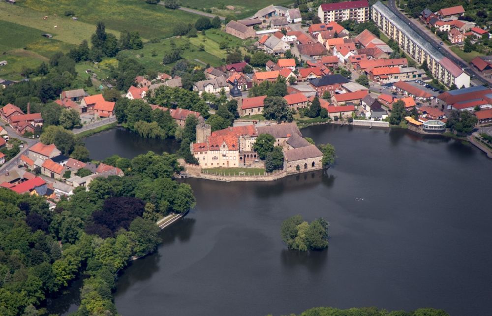 Luftaufnahme Flechtingen - Wasserschloß Flechtingen am Ufer des Schloßteich im Stadtzentrum von Flechtingen im Bundesland Sachsen-Anhalt