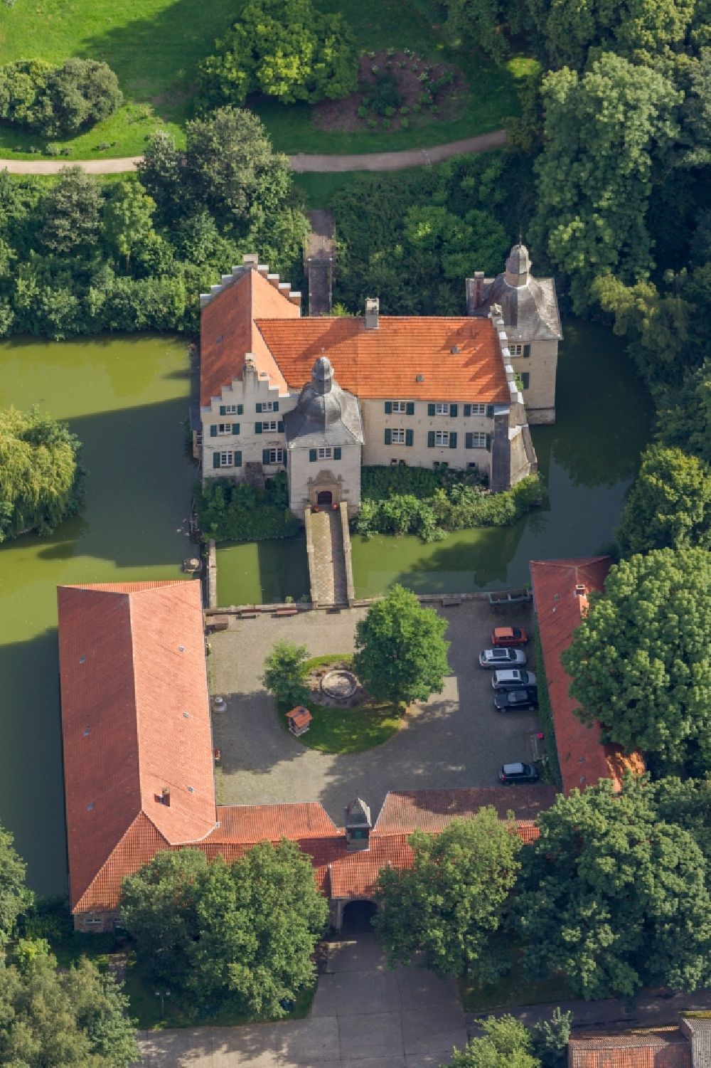 Dortmund von oben - Wasserschloss Haus Dellwig im Ortsteil Lüttgendortmund-Mitte in Dortmund im Bundesland Nordrhein-Westfalen