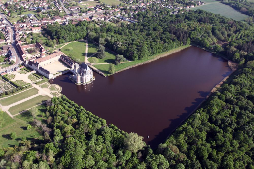 La Bussiere von oben - Wasserschloß Schloss Chateau de La Bussiere in La Bussiere in Centre, Frankreich