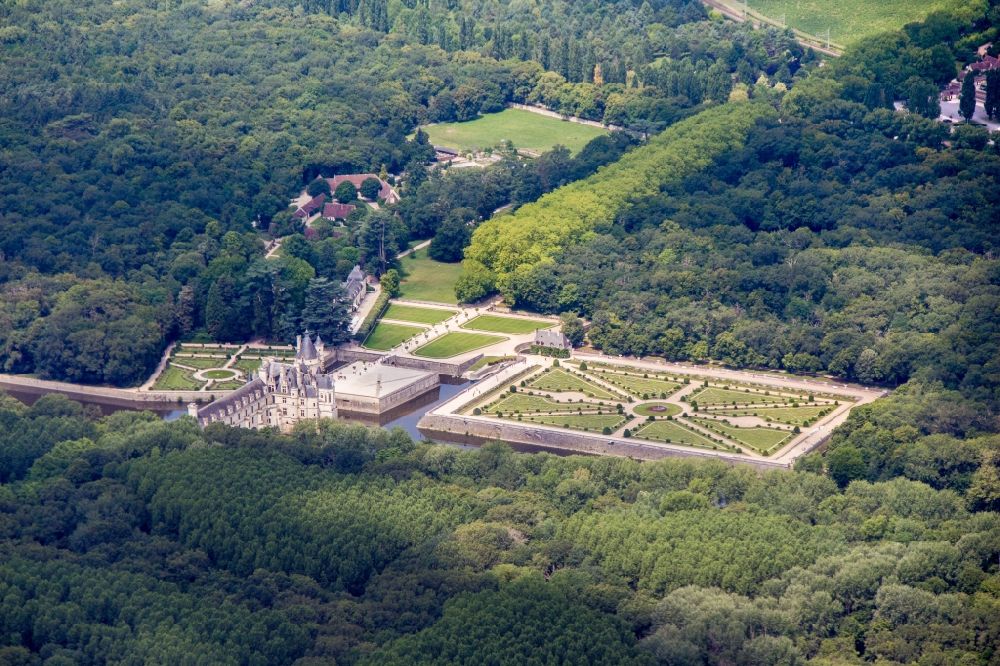 Luftbild Chenonceaux - Wasserschloss Schloss Chenonceau bei Chenonceaux im Département Indre-et-Loire der Region Centre in Frankreich