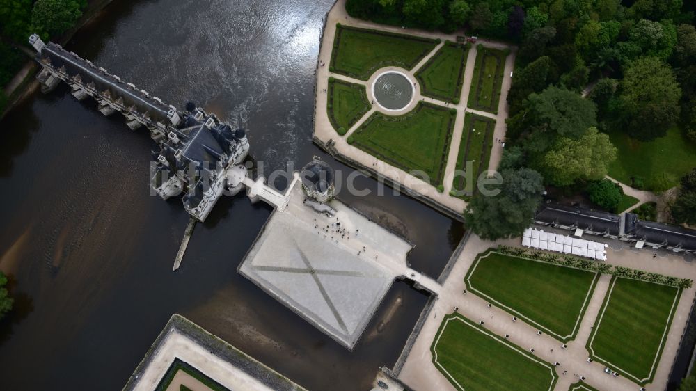 Chenonceaux von oben - Wasserschloss Schloss Chenonceau bei Chenonceaux im Département Indre-et-Loire der Region Centre in Frankreich
