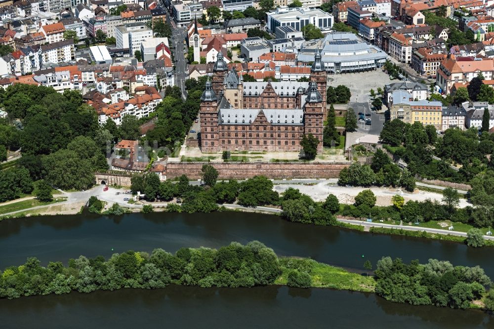 Aschaffenburg aus der Vogelperspektive: Wasserschloß Schloss Johannisburg in Aschaffenburg im Bundesland Bayern