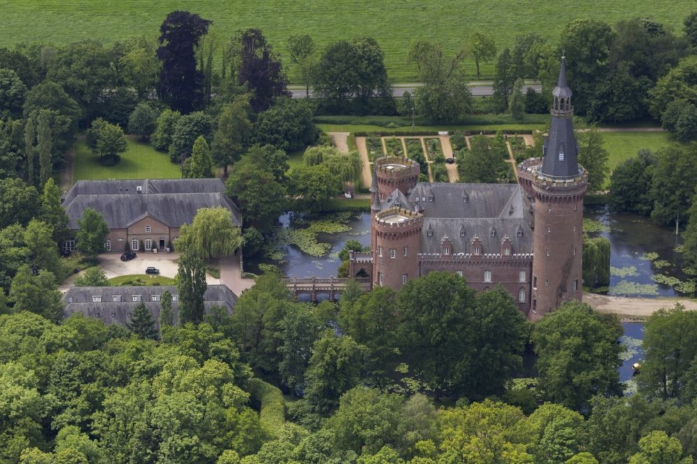 Bedburg-Hau aus der Vogelperspektive: Wasserschloss Schloss Moyland bei Bedburg- Hau im Bundesland Nordrhein-Westfalen NRW