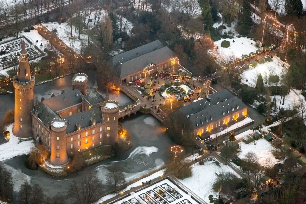 Luftaufnahme Bedburg-Hau - Wasserschloss Schloss Moyland bei Bedburg- Hau im Bundesland Nordrhein-Westfalen NRW