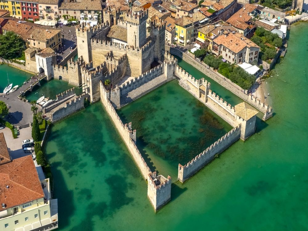 Luftaufnahme Sirmione - Wasserschloß Schloss Scaligerburg - Castello Scaligero in Sirmione in Lombardia, Italien