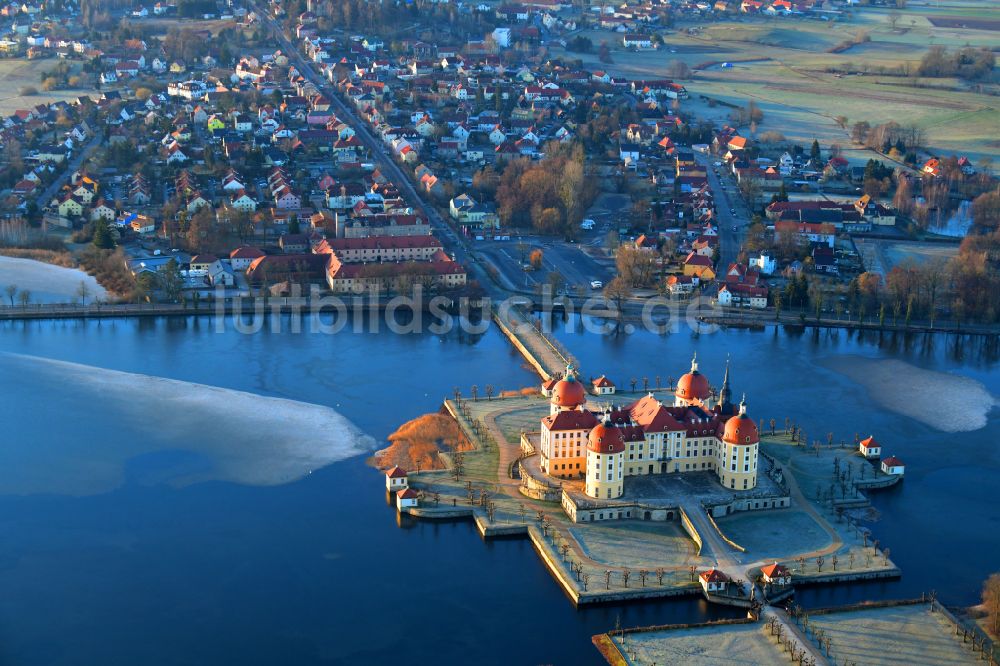Luftaufnahme Moritzburg - Wasserschloss und Schloßpark in Moritzburg im Bundesland Sachsen, Deutschland