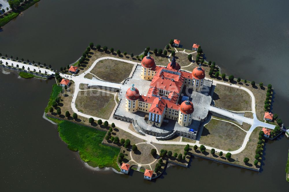 Luftaufnahme Moritzburg - Wasserschloss und Schloßpark in Moritzburg im Bundesland Sachsen, Deutschland