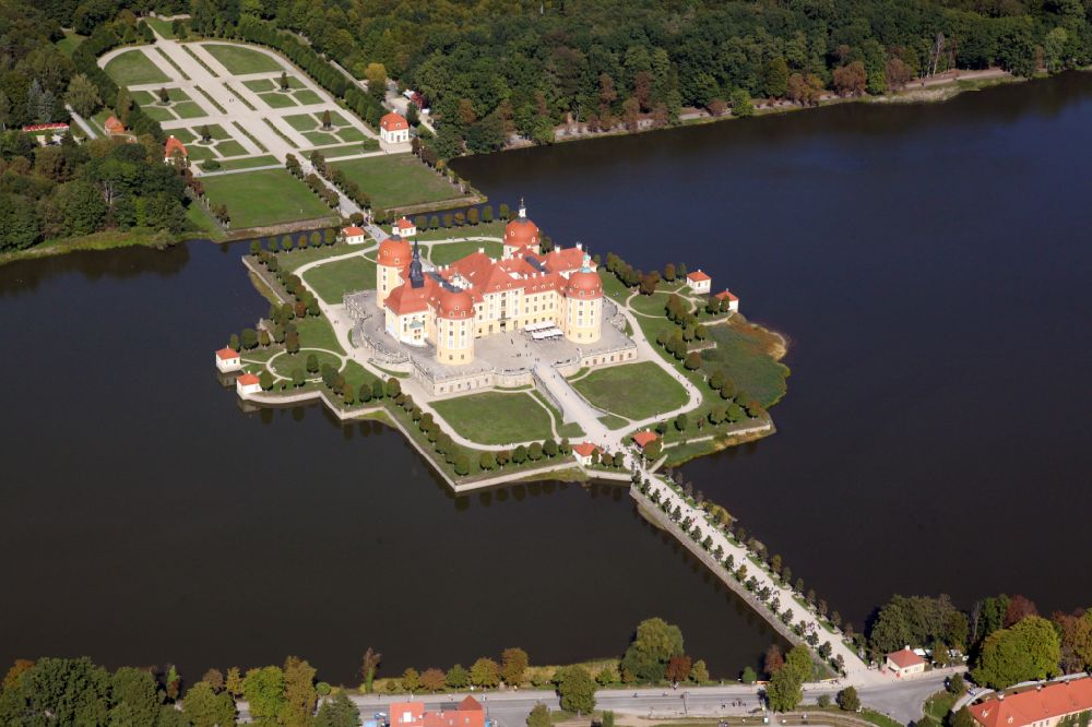 Moritzburg aus der Vogelperspektive: Wasserschloss und Schloßpark in Moritzburg im Bundesland Sachsen, Deutschland
