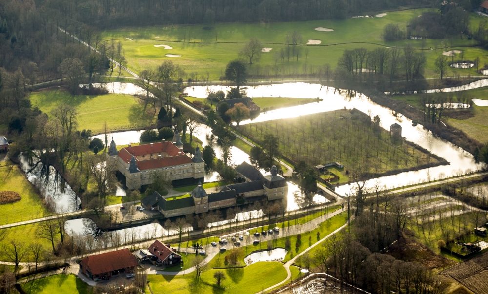 Luftaufnahme Ascheberg-Herbern - Wasserschloss Westerwinkel mit Golfplatz im Gegenlicht in Ascheberg-Herbern im Bundesland Nordrhein-Westfalen