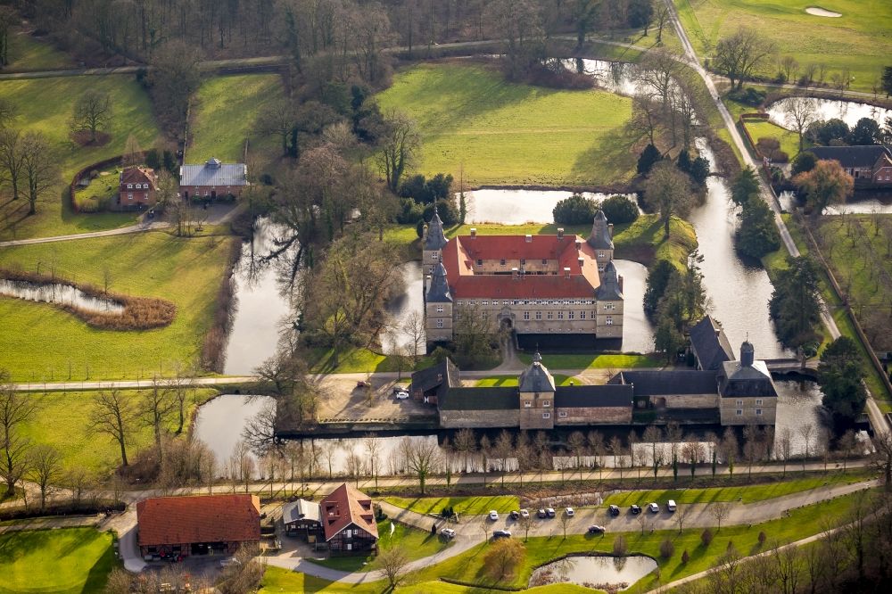 Ascheberg-Herbern von oben - Wasserschloss Westerwinkel mit Golfplatz im Gegenlicht in Ascheberg-Herbern im Bundesland Nordrhein-Westfalen
