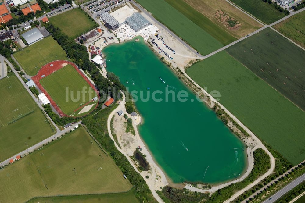 Aschheim aus der Vogelperspektive: Wasserskipark Aschheim und Sportanlagen in Aschheim im Bundesland Bayern