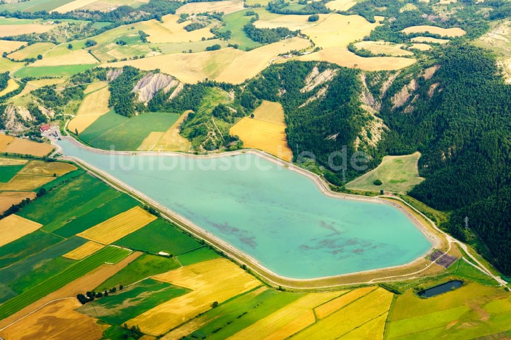 Lazer aus der Vogelperspektive: Wasserspeicher und See in Lazer in Provence-Alpes-Cote d'Azur, Frankreich