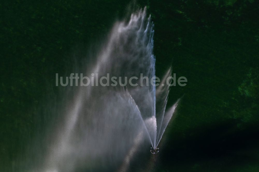 Konstanz von oben - Wasserspiel- Fontaine auf auf dem Bodensee in Konstanz im Bundesland Baden-Württemberg, Deutschland