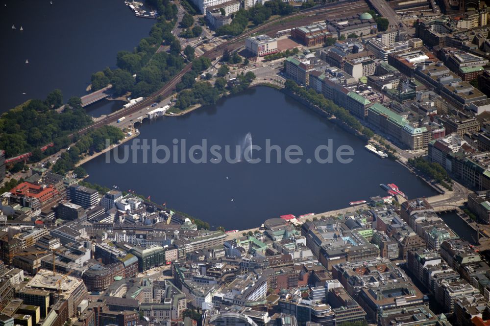 Luftbild Hamburg - Wasserspiel- Fontaine auf der Binnenalster in Hamburg