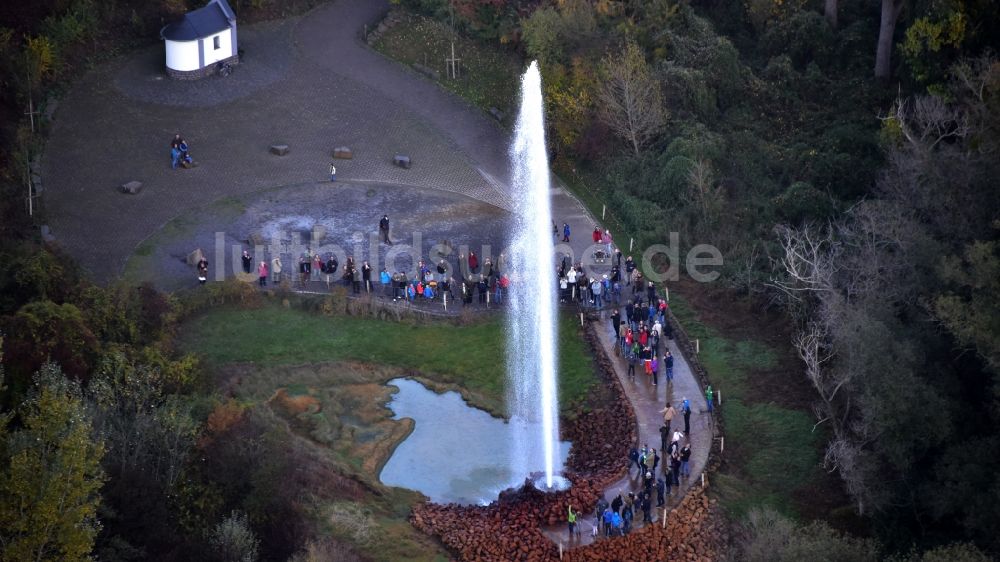 Andernach aus der Vogelperspektive: Wasserspiel- Fontaine Geysir in Andernach im Bundesland Rheinland-Pfalz, Deutschland