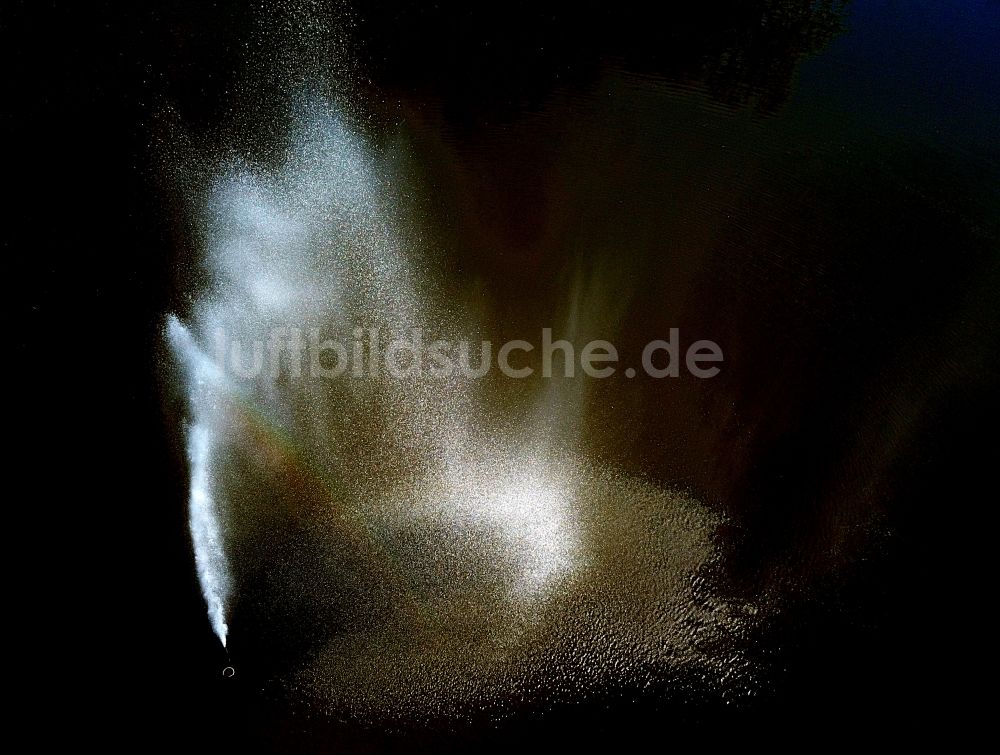 Wiesenburg/Mark aus der Vogelperspektive: Wasserspiel- Fontaine auf dem Schloßteich in Wiesenburg/Mark im Bundesland Brandenburg, Deutschland