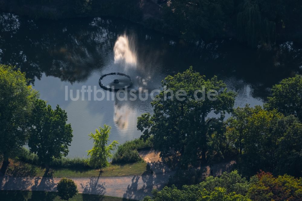 Luftbild Leipzig - Wasserspiel- Fontaine auf dem See im Palmengarten in Leipzig im Bundesland Sachsen, Deutschland
