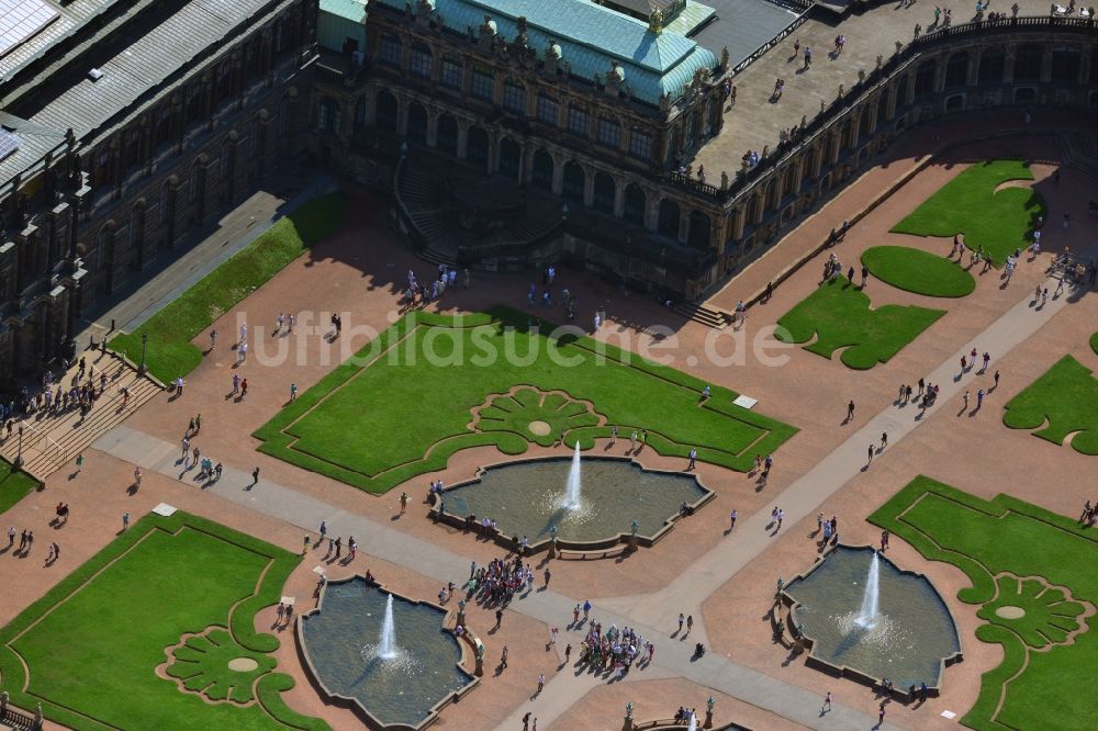 Luftaufnahme Dresden - Wasserspiel auf dem Innenhof des Zwinger, dem Wahrzeichen von Dresden im Bundesland Sachsen