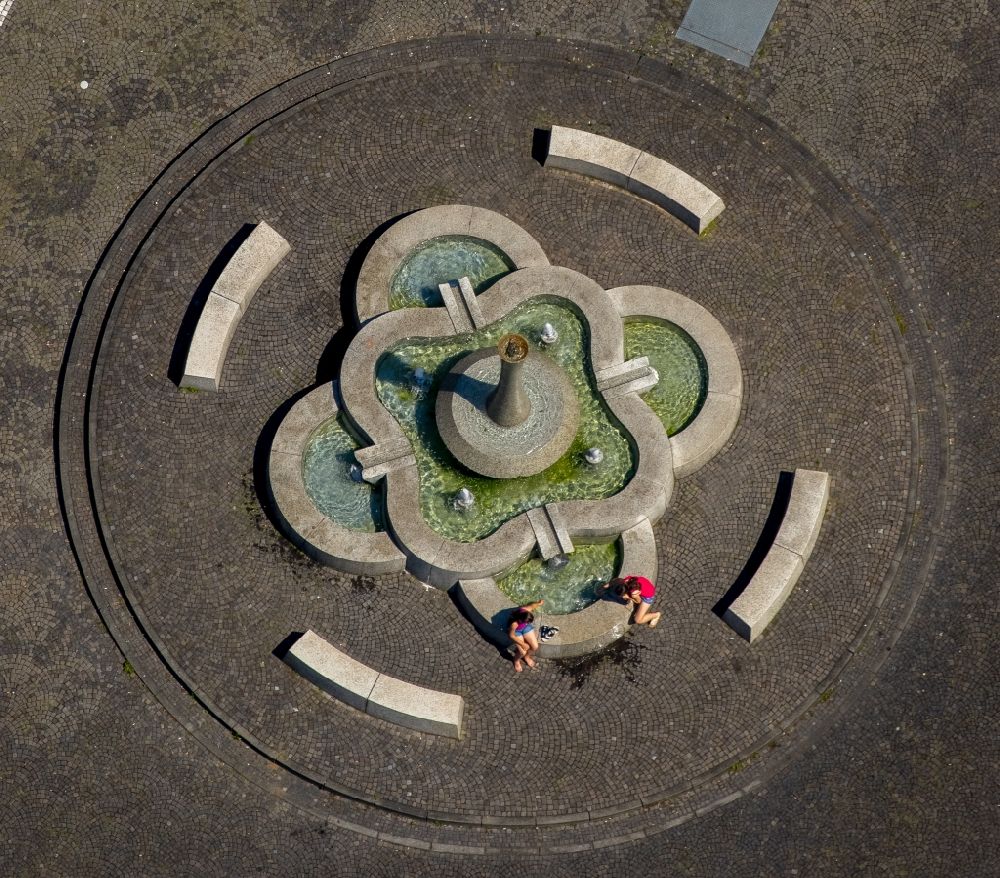 Luftaufnahme Bottrop - Wasserspiele- Brunnen auf dem Ernst-Wilczok-Platz in Bottrop im Bundesland Nordrhein-Westfalen