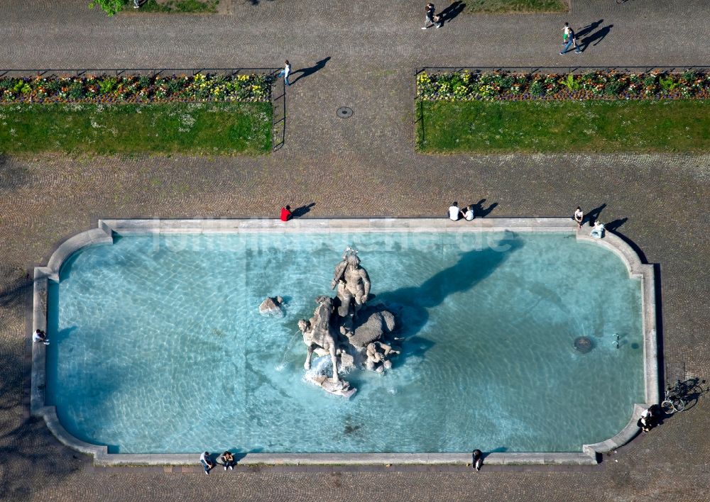 München aus der Vogelperspektive: Wasserspiele- Brunnen Neptunbrunnen im Stadtteil Maxvorstadt in München im Bundesland Bayern, Deutschland