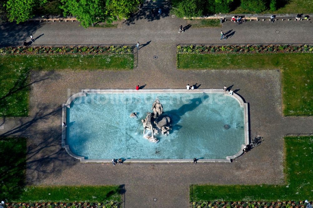 Luftbild München - Wasserspiele- Brunnen Neptunbrunnen im Stadtteil Maxvorstadt in München im Bundesland Bayern, Deutschland