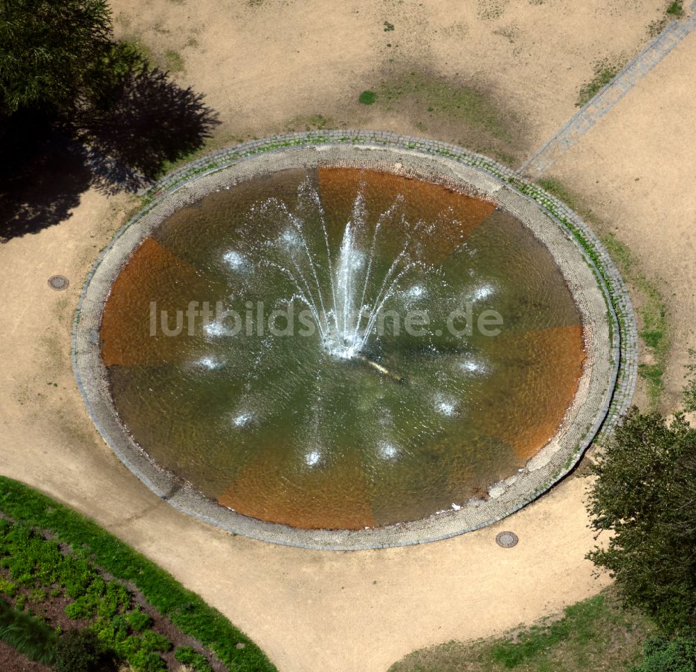 Braunschweig von oben - Wasserspiele- Brunnen in der Parkanlage Inselwall Park in Braunschweig im Bundesland Niedersachsen, Deutschland